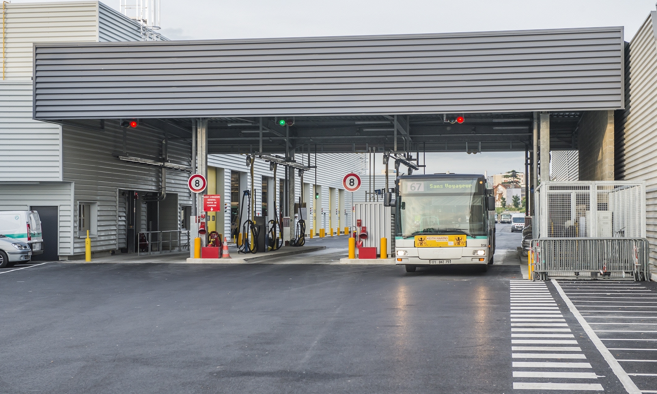 Bus en fonctionnement, en départ depuis la station de gasoil