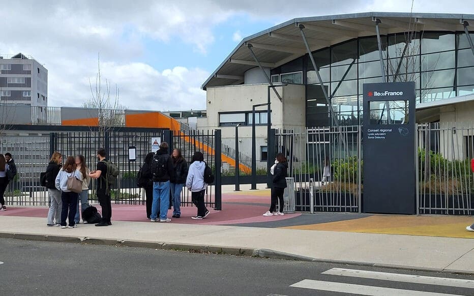 Lycéens attendant devant le parvis d'un lycée