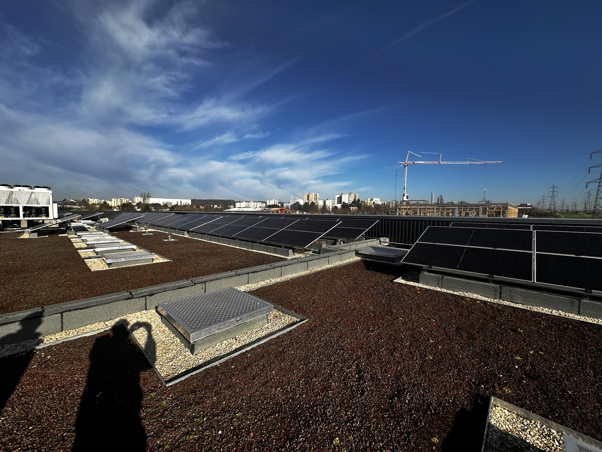 Toiture du bâtiment avec panneaux photovoltaïques