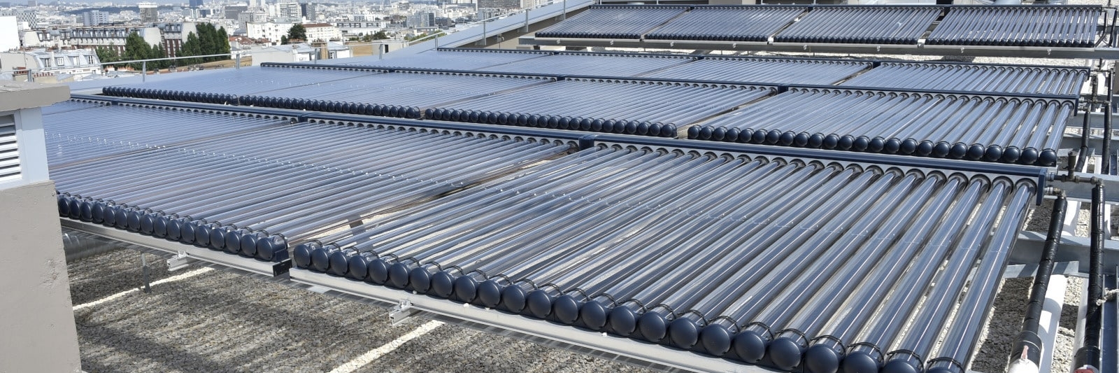Installation de panneaux solaires thermiques en toiture contribuant à la production d’énergie renouvelable du bâtiment