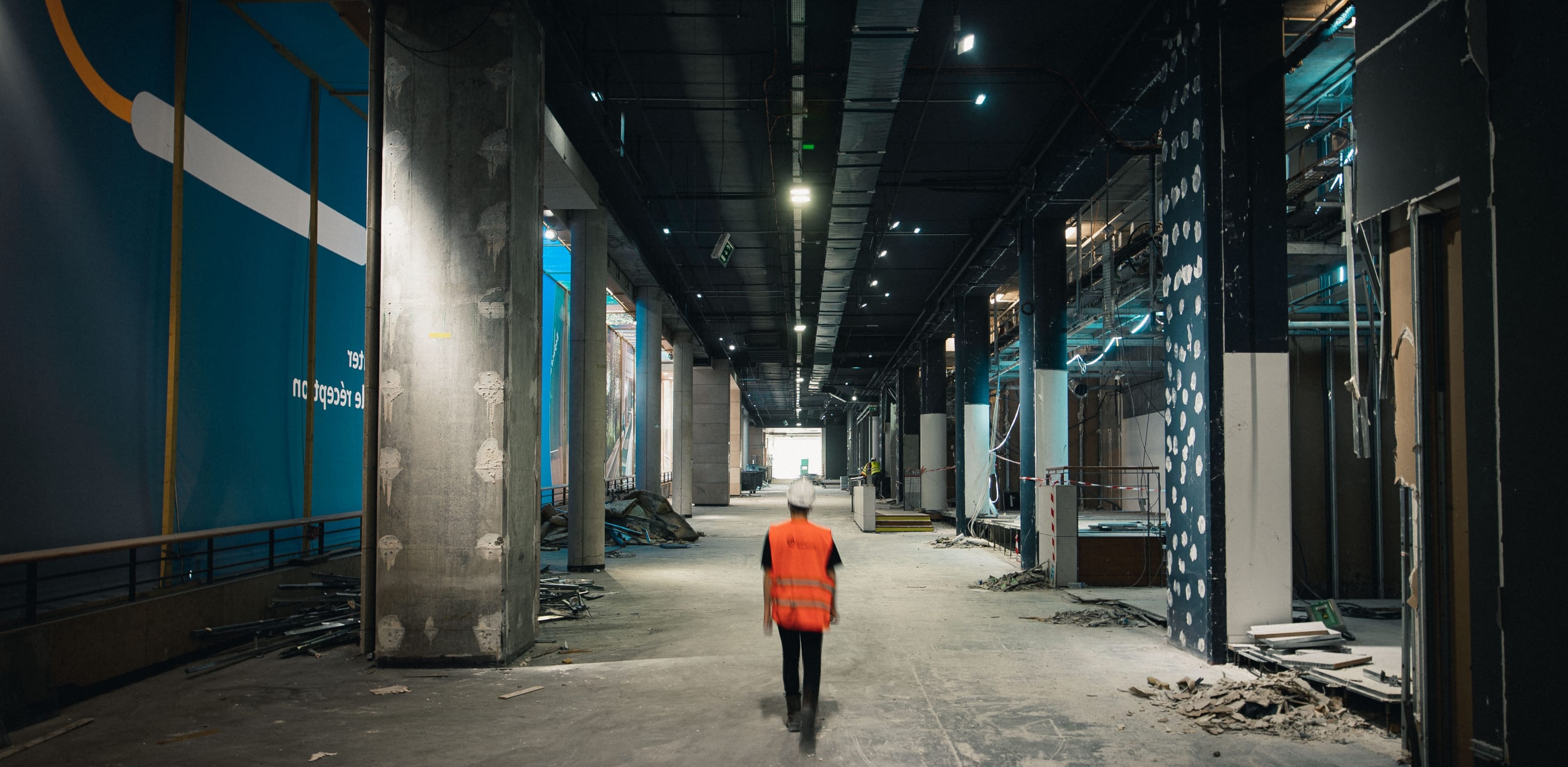 Chantier de construction d'un data center illustrant une opération réalisée en site occupé avec maintien des activités techniques.