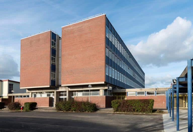 Vue du lycée Jean Rostand à Mantes-la-Jolie, établissement faisant l'objet d'une opération de restructuration et de rénovation d'envergure.